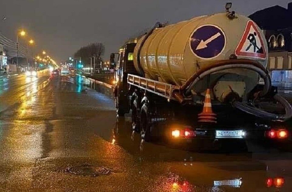     Водооткачивающая техника работает в городе. Фото: пресс-служба мэрии Краснодара