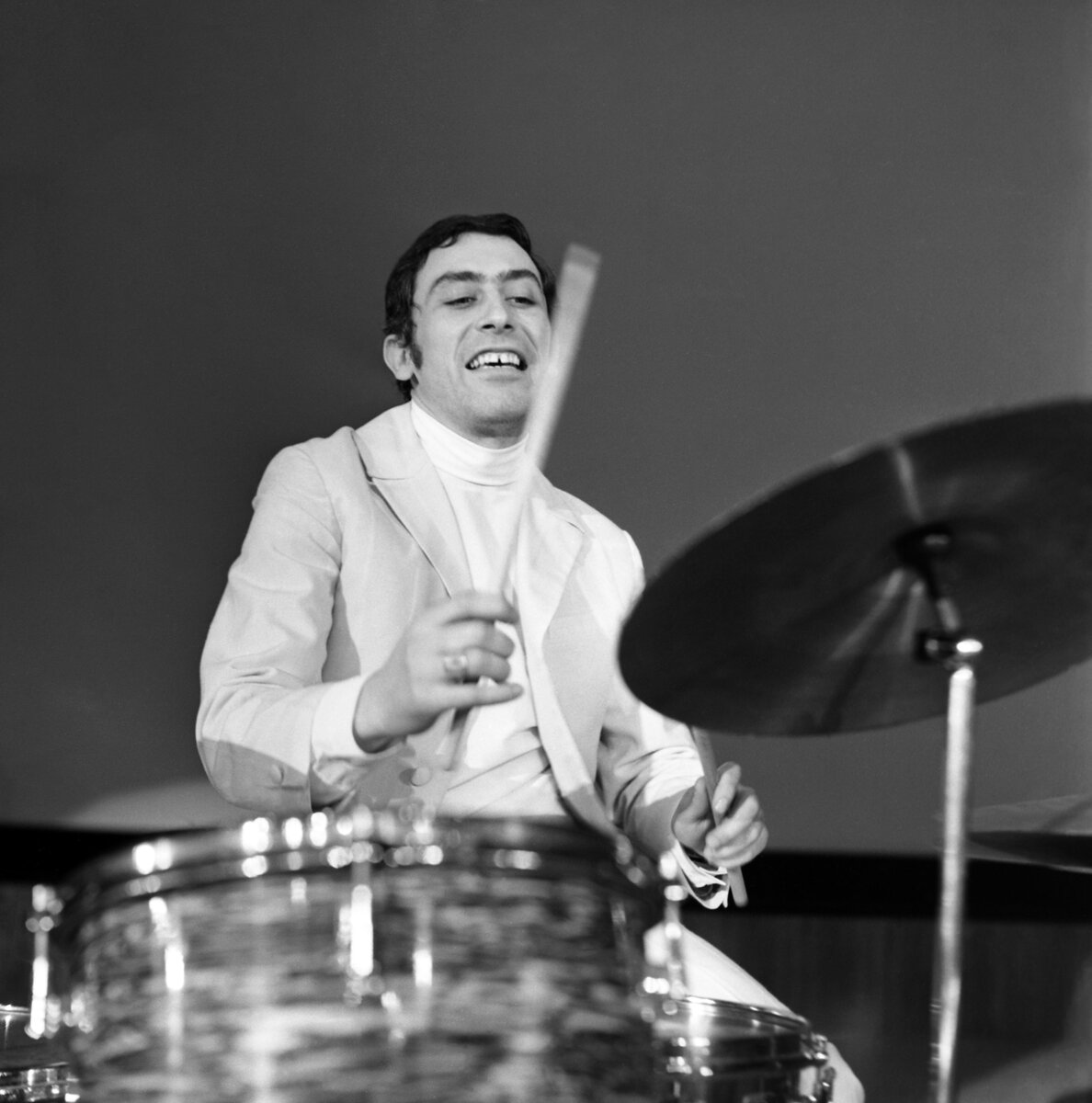    Во время учёбы в школе Кикабидзе пел в кружке художественной самодеятельности, брал уроки игры на барабанах / РИА Новости