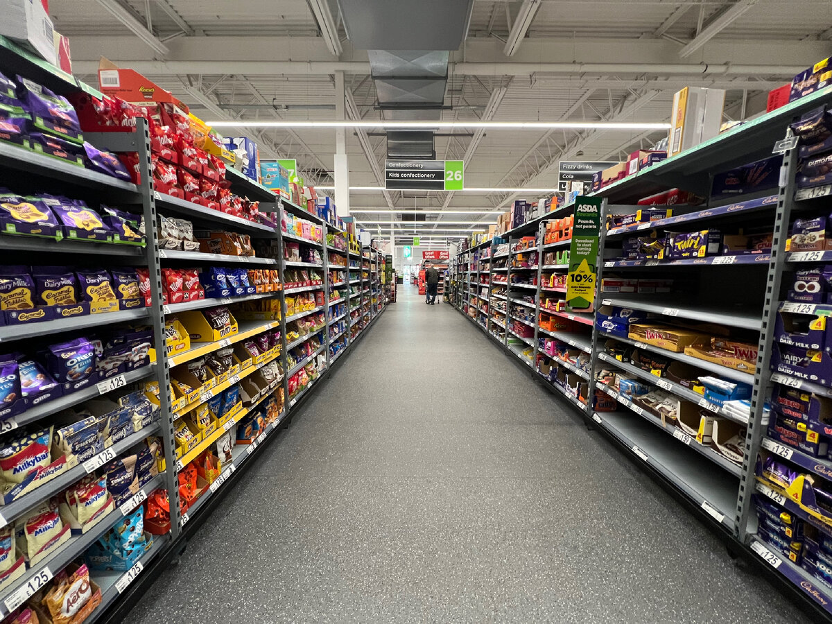 В этом ряду супермаркета Асда все полки заполнены изделиями из шоколада. Фотография из личного архива.