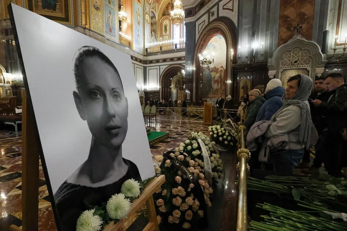 Отпевание Инны Чуриковой прошло в храме Христа Спасителя. Фото: Вячеслав Прокофьев, Сергей Карпухин/ТАСС, Александр Авилов /Агентство «Москва»