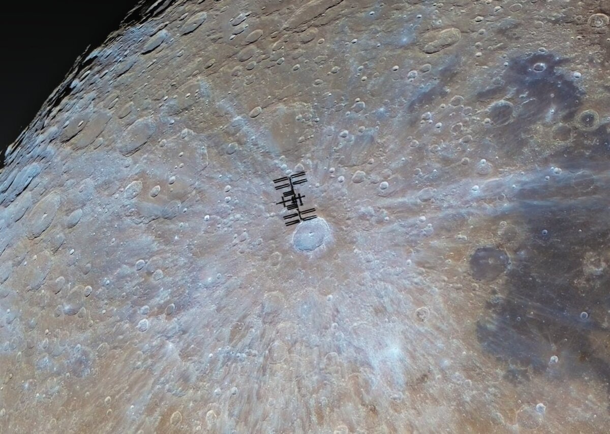Известный астрофотограф-любитель Эндрю Маккарти опубликовал фото, на котором «по-семейному» умещаются Международная космическая станция и Луна.-2