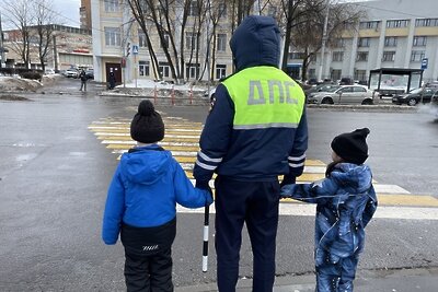    Полицейский и дети возле пешеходного перехода в Подольске ©ОГИБДД Фото