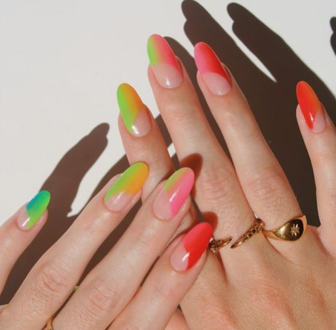    Длинные овальные ногти с красивым ярким маникюром, выполненным в технике омбре:Instagram.com/imarninails