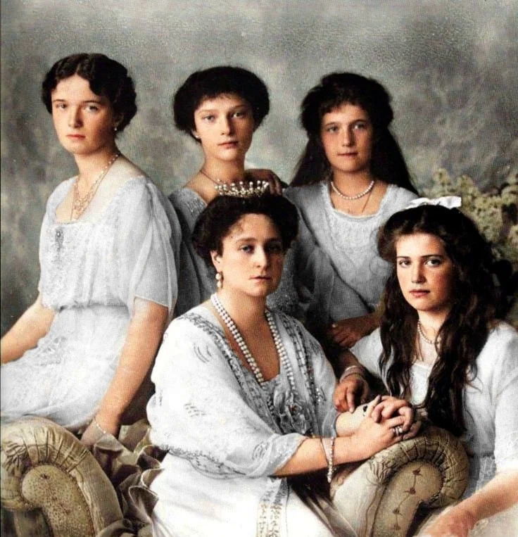 Великие княжны Ольга, Татьяна и Анастасия, внизу Императрица Александра Федоровна и Мария