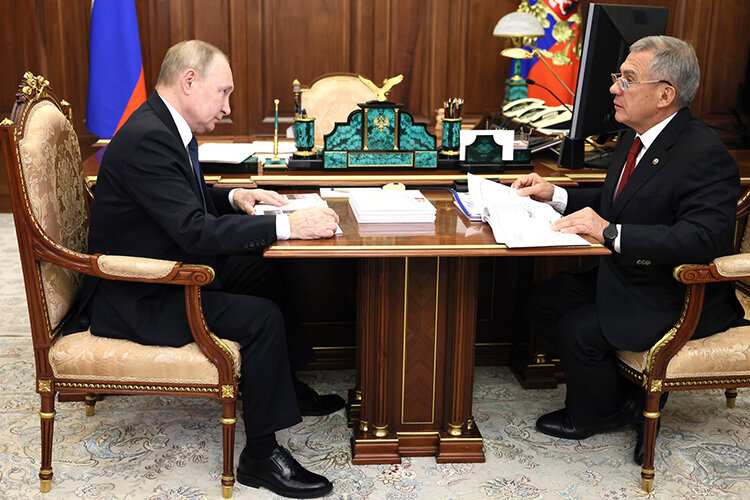    На недавней встрече с Владимиром Путиным президент РТ отчитался, что республика выделила на поддержку спецоперации 2,5 млрд рублей, в том числе на подшефный Лисичанск в ЛНР Фото: president.tatarstan.ru