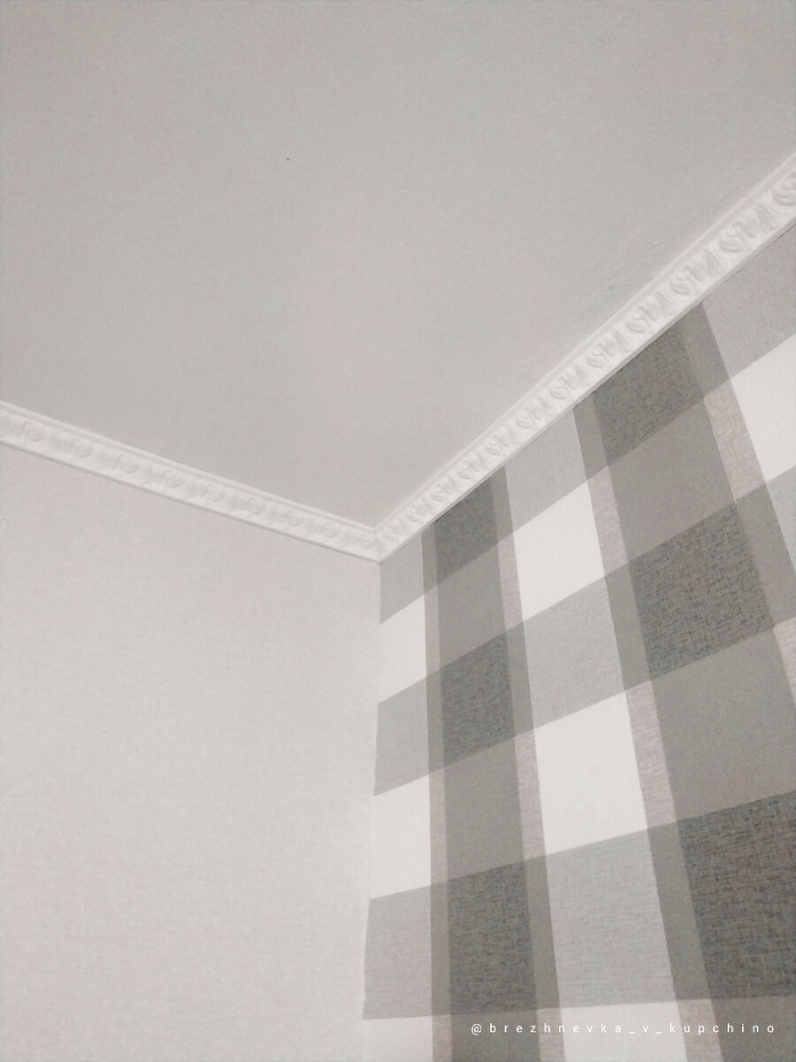 Потолочный плинтус в большой комнате. Фото моё. 