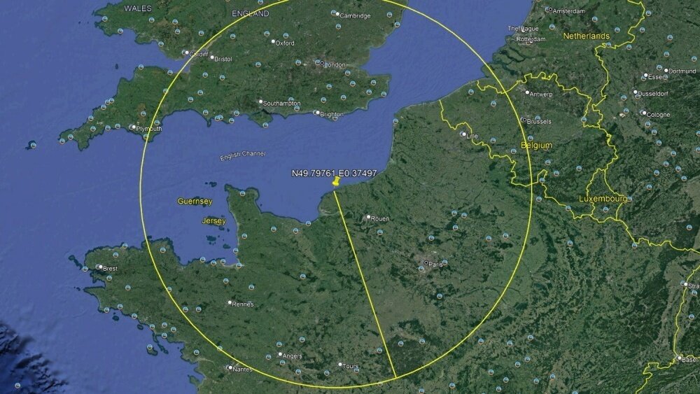    Фото: AstroAlert. Наблюдательная астрономия, Прогноз траектории полета - желтая прямая линия и радиус видимости - желтый круг. Точка в центре круга - расчетное место падения метеорита (входа в плотные слои атмосферы).