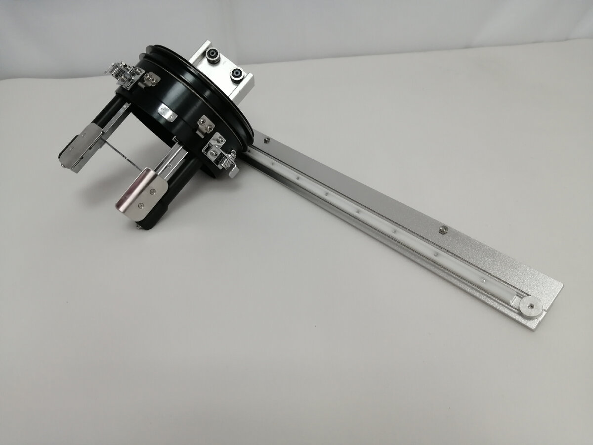 Приводное устройство для вышивки на кепках 