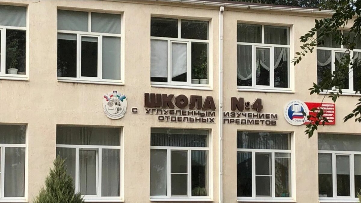     В редакцию RostovGazeta обратились родители учеников школы № 4 в Батайске. Люди пожаловались на то, что с них требуют деньги на ремонт школы.