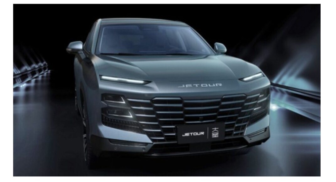 Компания «Джетур Моторс Рус» планирует вывести на российский рынок новый бренд Jetour. Уже в марте или апреле в нашей стране должны начаться продажи двух кроссоверов – X90 и Dashing, которые в настоящее время проходят сертификацию, пишет портал «Китайские автомобили» со ссылкой на свои источники. По их данным, предварительная стоимость Jetour Dashing составит от 2,2 млн рублей, а X90 – около 4 миллионов. В дальнейшем, к ним, возможно, добавятся и другие модели: в частности, X70 и X70 Plus.Габариты кроссовера Jetour Dashing составляют 4590 х 1900 х 1685 мм при колесной базе 2720 мм. Бензиновые версии модели оснащается 1,6-литровым турбомотором, знакомым россиянам по EXEED TXL. На этой модели он дефорсирован до 186 л.с., хотя в Китае его отдача составляет 197 л.с. В связке с ним работает 7-диапазонный «робот» с двумя сцеплениями. Привод передний, задняя подвеска независимая много рычажная.Что касается кроссовера X90, его размеры составляют 4858 x 1925 x 1780 мм, колесная база равна 2850 мм. Под капотом автомобиля установлен 2-литровый двигатель мощностью 254 л.с., который работает в сочетании с «роботом» 7DCT и передним приводом. Модель имеет 5-, 6- или 7-местный салон.