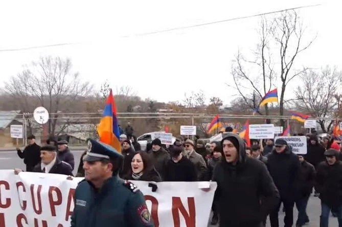 Пашинян копает свою могилу, требуя вывода российских войск из Армении