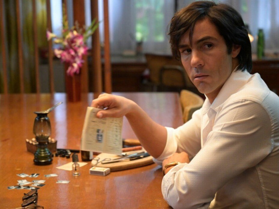 Кадр из сериала «Змей», 2021 год, режиссеры Том Шенкленд, Ханс Херботс