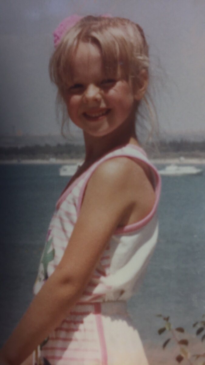 Это я примерно в том возрасте , когда возомнила себя технологом на производстве шампуней