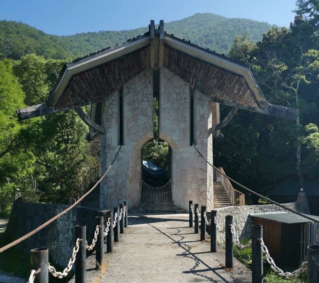 Канатная (заброшенная) дорога,на территории пансионата "Скала" (заброшен) г. Гагра