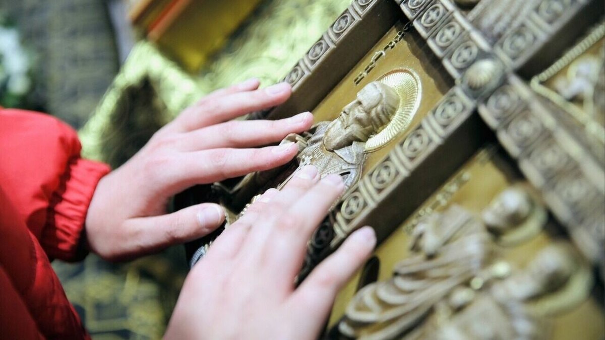     8 марта, в день памяти блаженной Матроны Московской в Михаило-Архангельском соборе освятили специальную икону для людей с ограниченными возможностями по зрению.