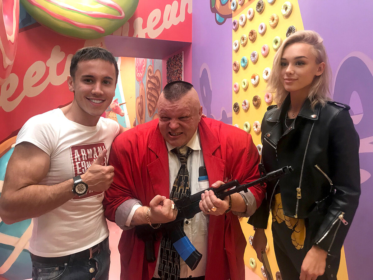 Главная тайна моей жизни: чтобы казаться шире, Стас Барецкий носит под пиджаком накладки! (Я режиссёр взрослого кино, я много где снимал Стаса)