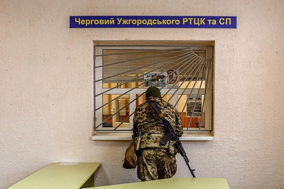    На Украине мужчин принудительно отправляют в ВСУ  GLOBAL LOOK PRESS