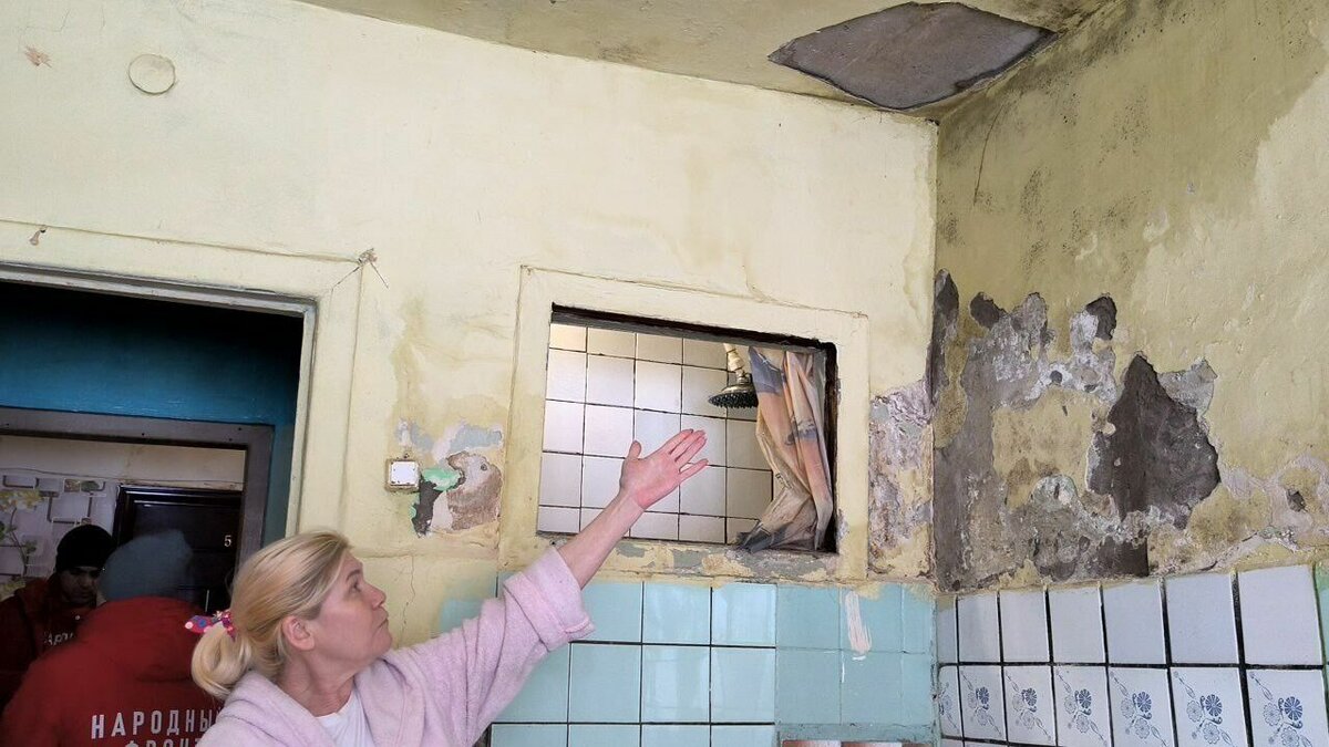     В Ижевске в доме в городке Машиностроителей люди чуть не пострадали из-за коммунальной аварии.