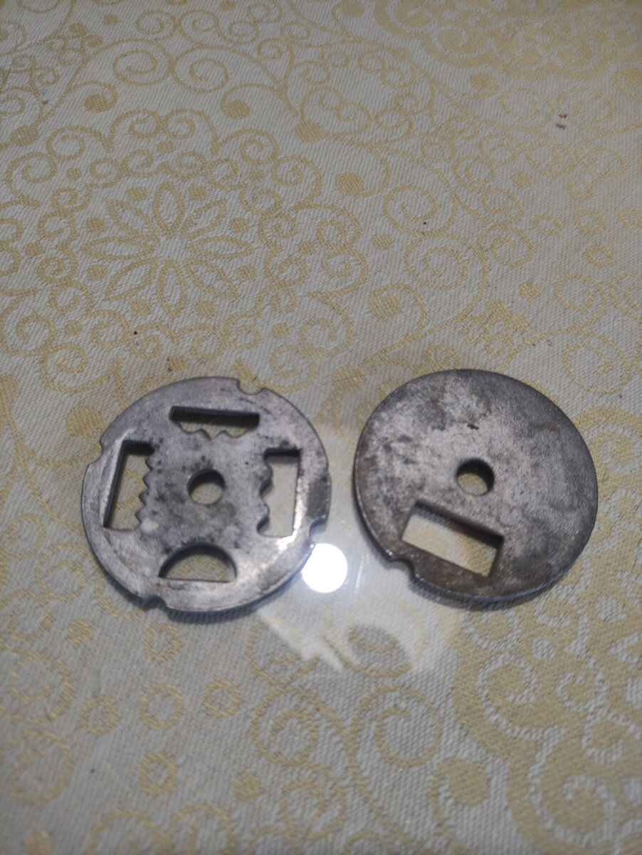 Это тоже формы для печенья через мясорубку. 