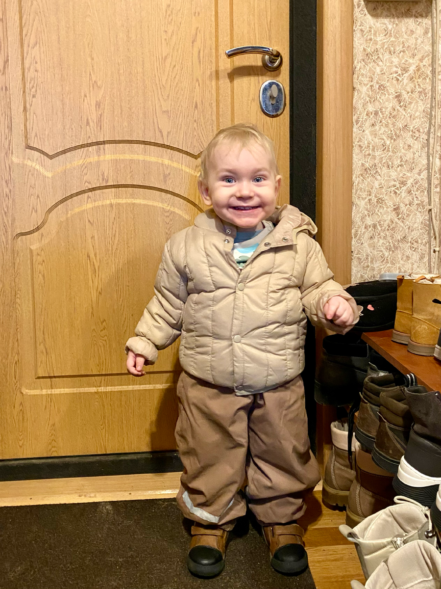 Это Тим уже стоит у двери и жаждет вырваться на волю, а я ещё не обута и без куртки.