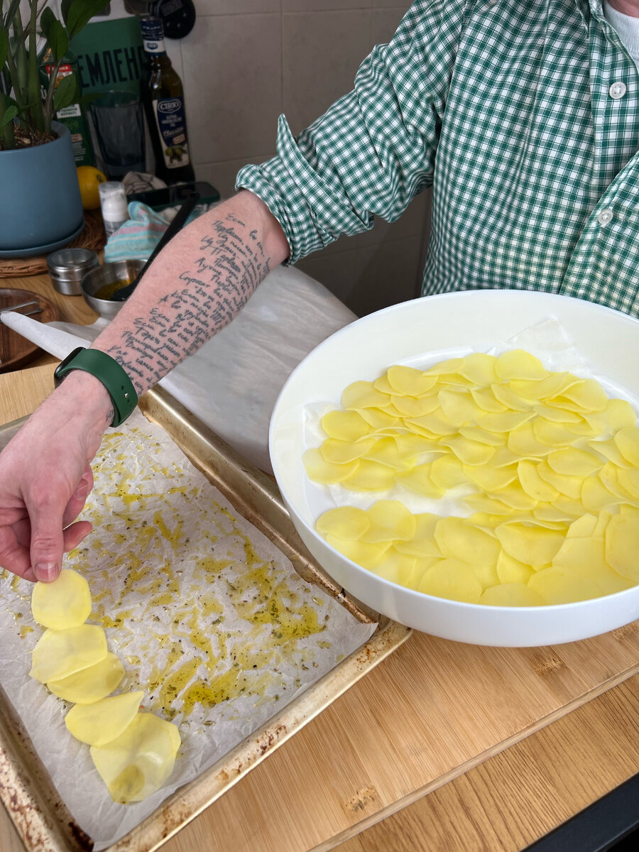 Картофель порезать на тонкие слайсы, смазать маслом, посолить, поперчить и запечь в духовке.