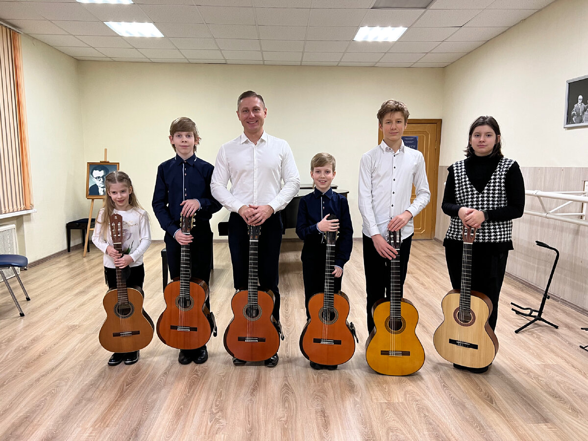 На фото автор с учениками после концерта