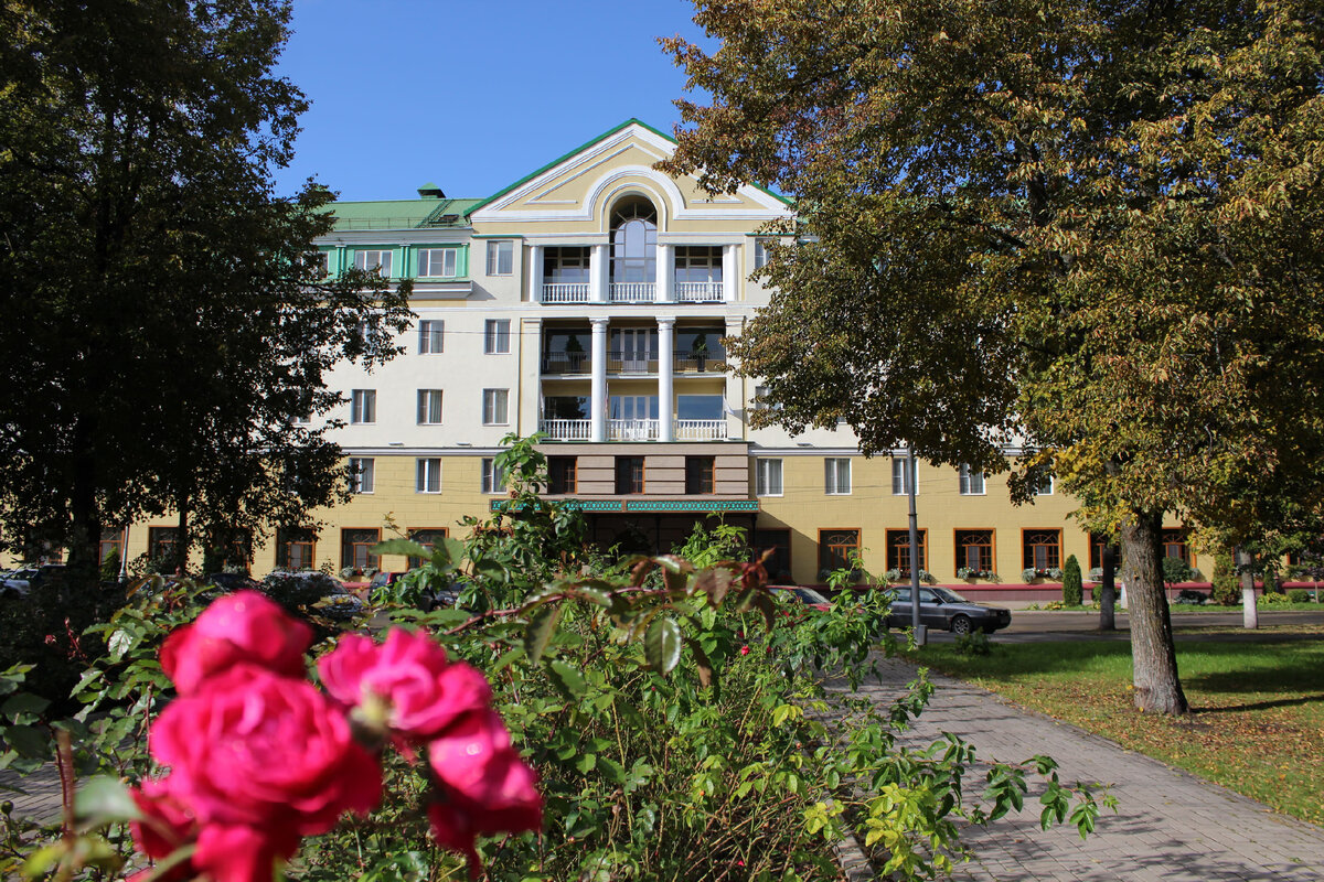 Отели в великом новгороде. Гостиница Волхов Великий Новгород. Волхов 4 Великий Новгород. Волхов 4 отель Великий Новгород. Волхвов гостиница в Великом Новгороде.