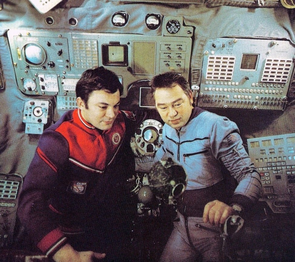 Первый орбитальный полет в космос. Космонавты Гречко и Романенко.