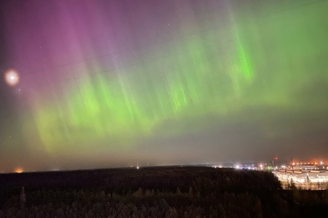    Почему так сильно полыхает в небе Петербурга?