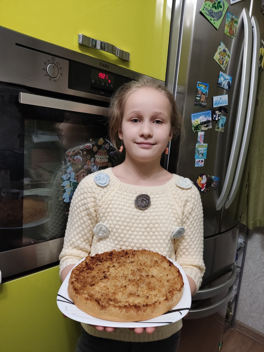 Это я держу на тарелке ленивый пирог с капустой.