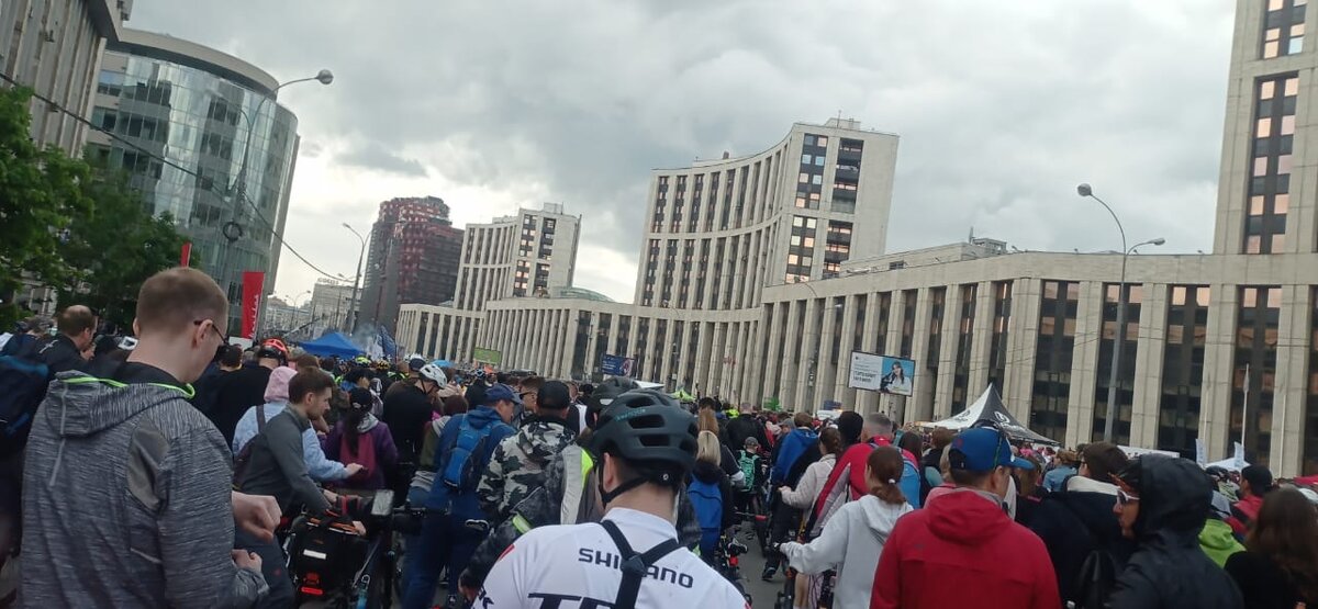 море велосипедистов перед стартом