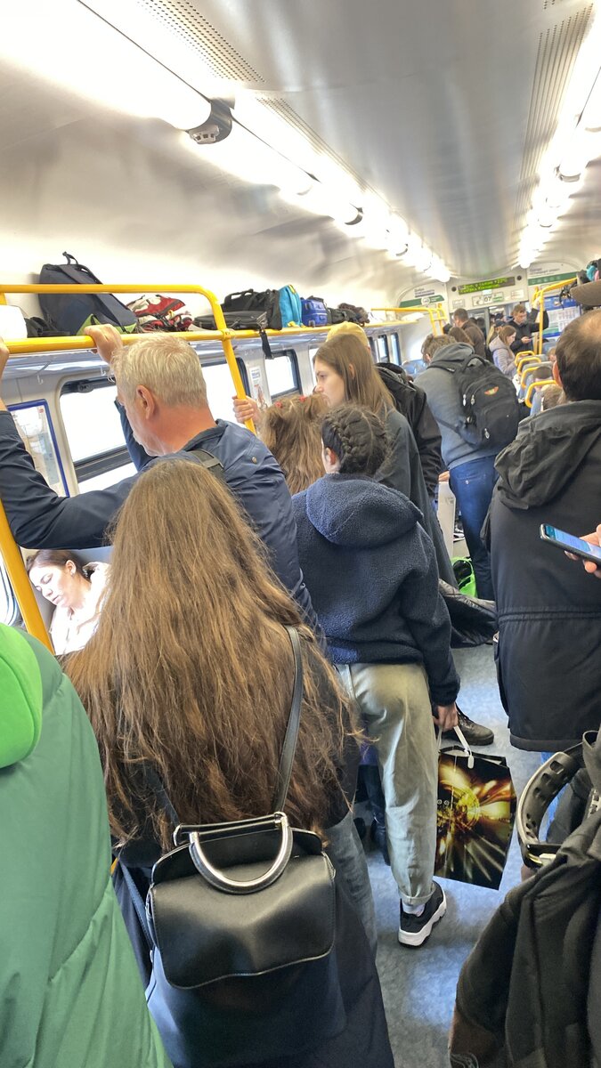 Первый час людей было очень много