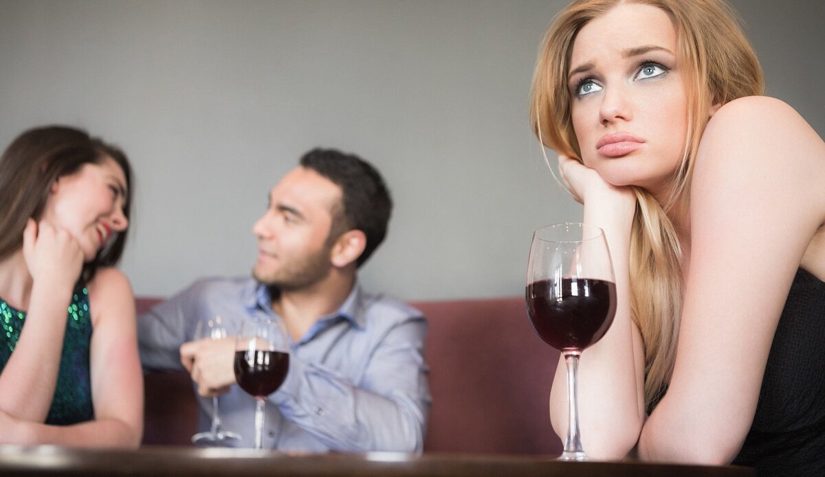 Если партнер активно наблюдает за хорошенькими девушками, то ваши позиции в этих отношениях ослабевают.