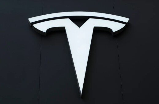 Tesla, Inc.: Илон Маск.
