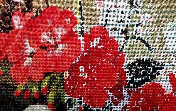 Вышивка цветков красной герани в цветочном натюрморте "Зима" от Annayake