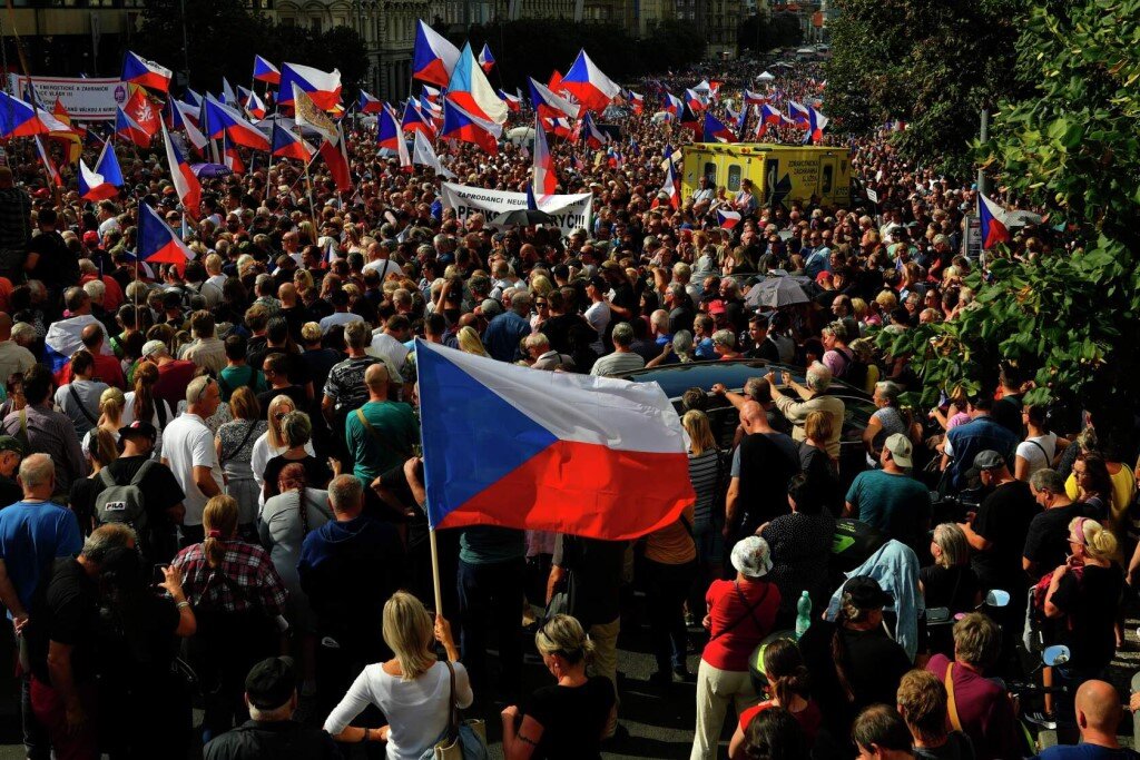  в Чехии все гуляют против запретов на торговлю.  фото: картинки яе