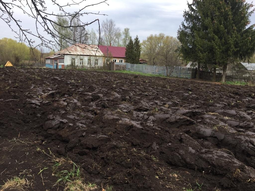 Слишком рано начали пахать, земля совсем влажная. Это нам потом "аукнулось"