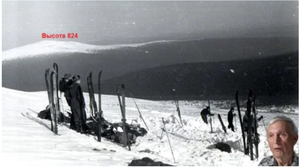 Рисунок №2. Фото февраль-март 1959, выполненное во время поисковых работ. Слева высота 824, в низине между высотой 824 и северо-восточным отрогом высоты 1079 (Холатчахль) - долина притока Лозьвы (4 ручья). Это фото в 1959 году выполнил Брусницын Вадим Дмитриевич (на фото справа), который в 1959 году был студентом 3-го курса металлургического факультета УПИ, участник поисковой группы Бориса Слобцова.