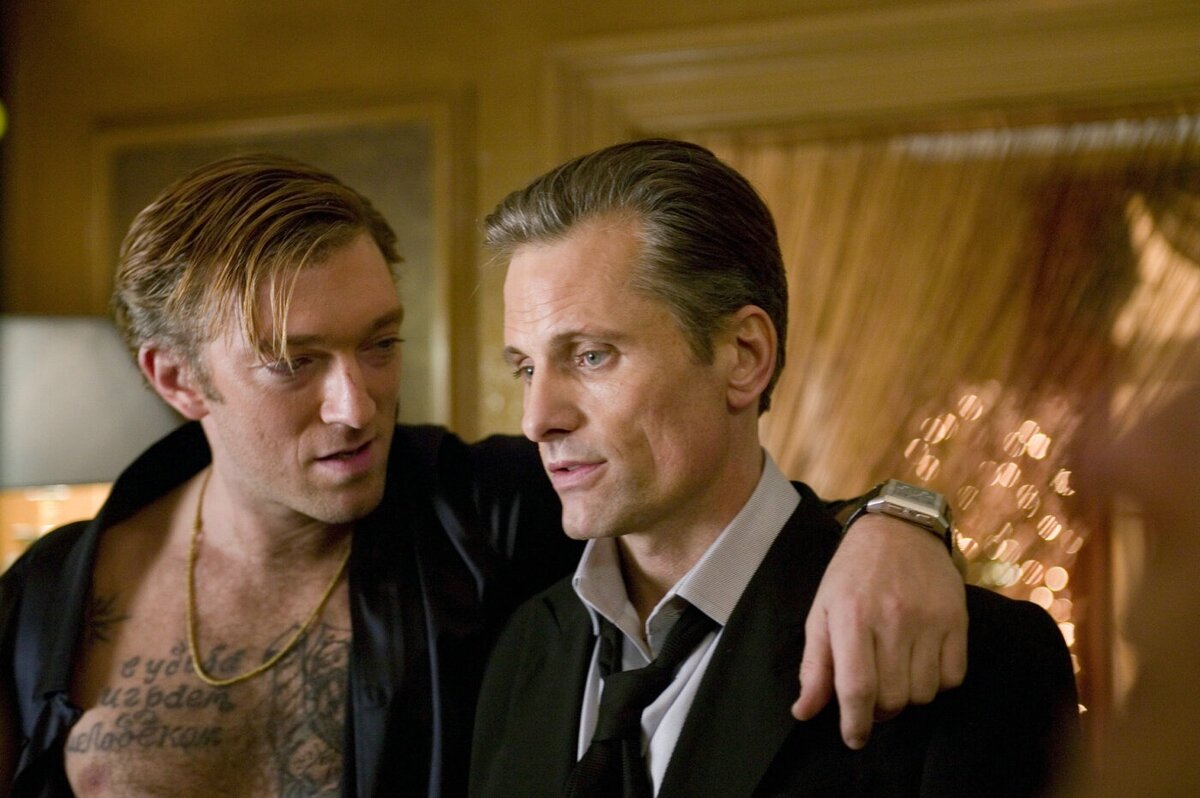 тут у нас француз с американским датчанином русских изображают