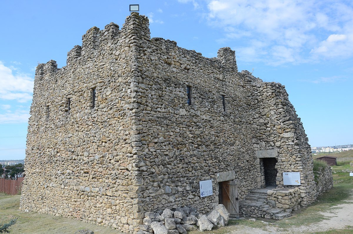 Строения Неаполя Скифского восхищают своей архитектурной красотой и уникальностью хорошо укрепленного города, основанного более 2500 лет. Величественные курганы и стены строений сохранившиеся со времен древности, представляют собой впечатляющие сооружения и привлекают внимание посетителей.