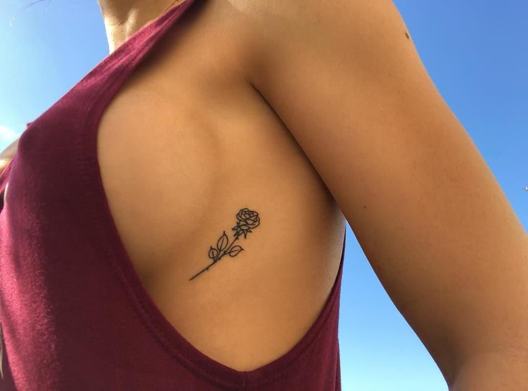 Татуировки на женской груди — подборка фотографий