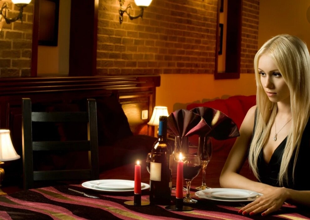 Wives alone. Блондинка в ресторане. Девушка блондинка в ресторане. Белокурая девушка в ресторане. Фото блондинок в ресторане.