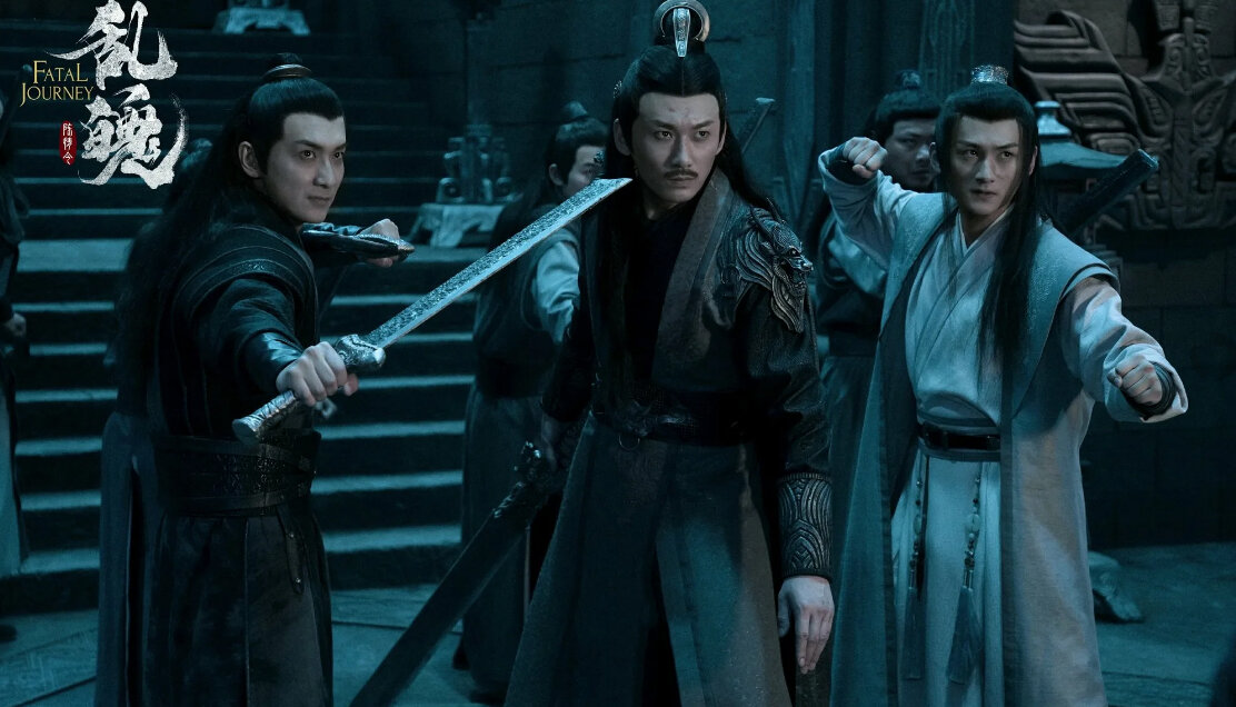 Кадр из дорамы "Душа в смятении" Слева направо Цзюнь Хуэй - правая рука Не Мин Цзюэ, сам Не Мин Цзюэ и сводный брат  Не Хуай Сан