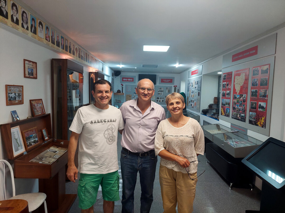 Мс мужем и Николай Владимирович Чайка, заведующий табунским музеем. Фото из личного архива.