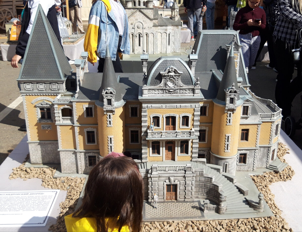 Макет Массандровского дворца, на втором плане Армянская церковь