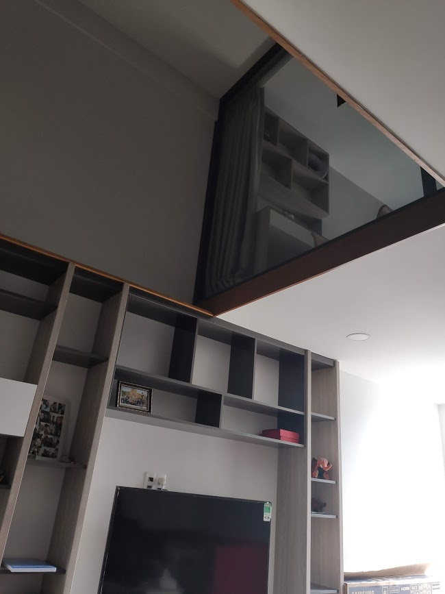 Комнаты на втором этаже за стеклом, так что можно наблюдать кто что делает внизу, пока ты отдыхаешь