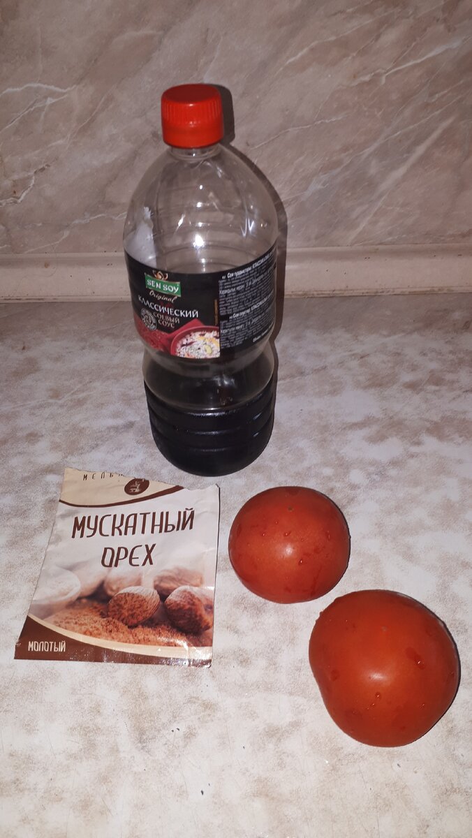 Для маринада потребуется соевый соус, мускатный орех, томаты...