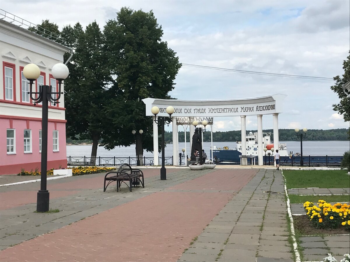 Ротонда и сухогруз