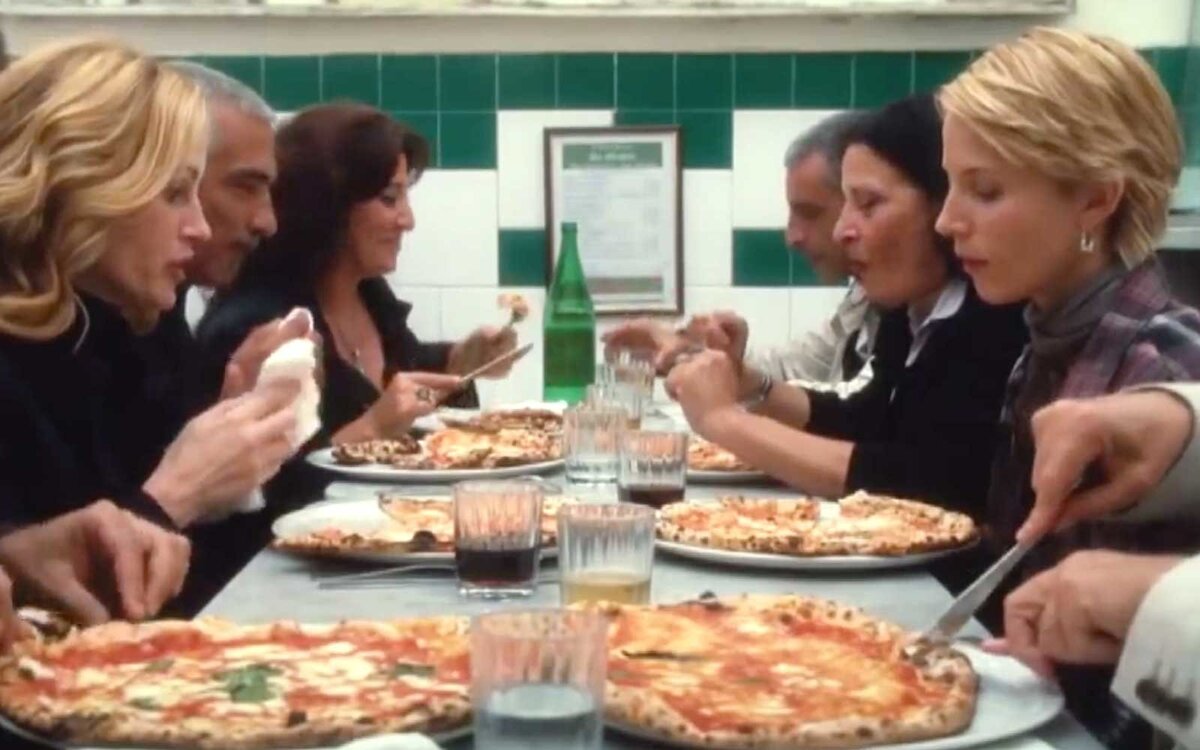 Кадр из фильма "Ешь, молись, люби" 