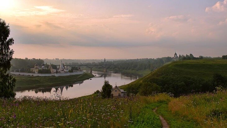 Старицкий кремль (справа), слева - Успенский монастырь.